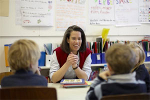 Tamara Zieschang mit Schulkindern