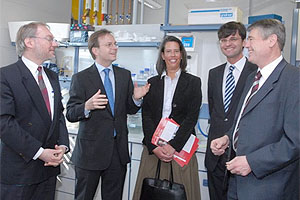 Tamara Zieschang mit Thomas Rachel u.a. im Biotechnologiepark