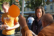 Tamara Zieschang beim Stra&szlig;enwahlkampf auf dem Wochenmarkt in Zeuthen